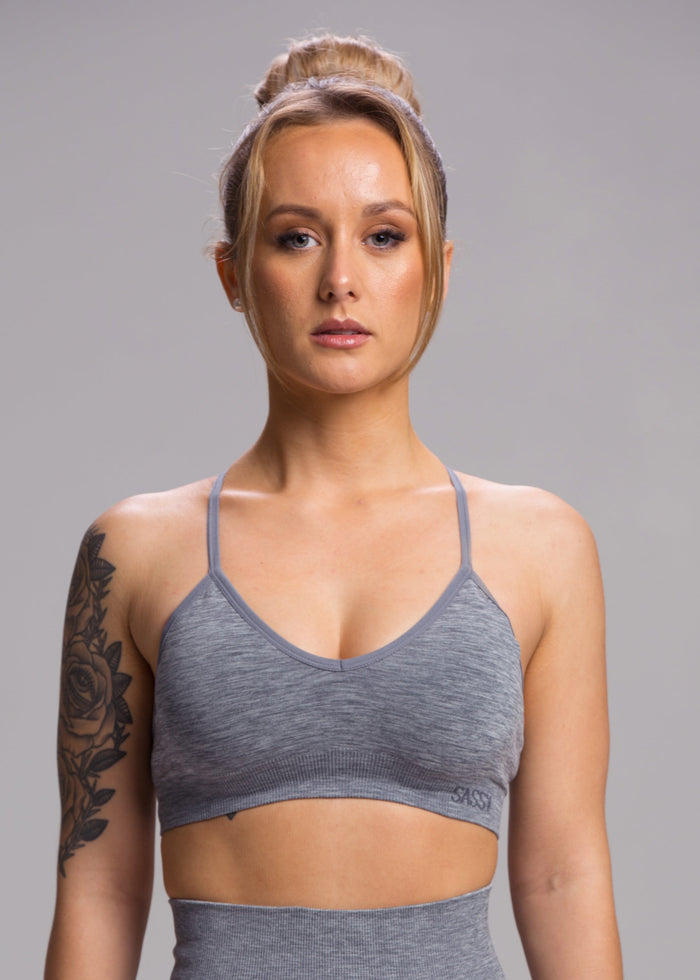 A model wears the Sassy Sportswear Sports Bra Sexyback in the Shades of Grey color